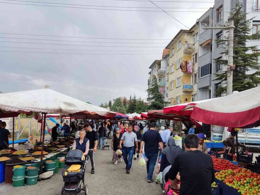 Aniden bastıran yağış pazarda zor anlar yaşattı