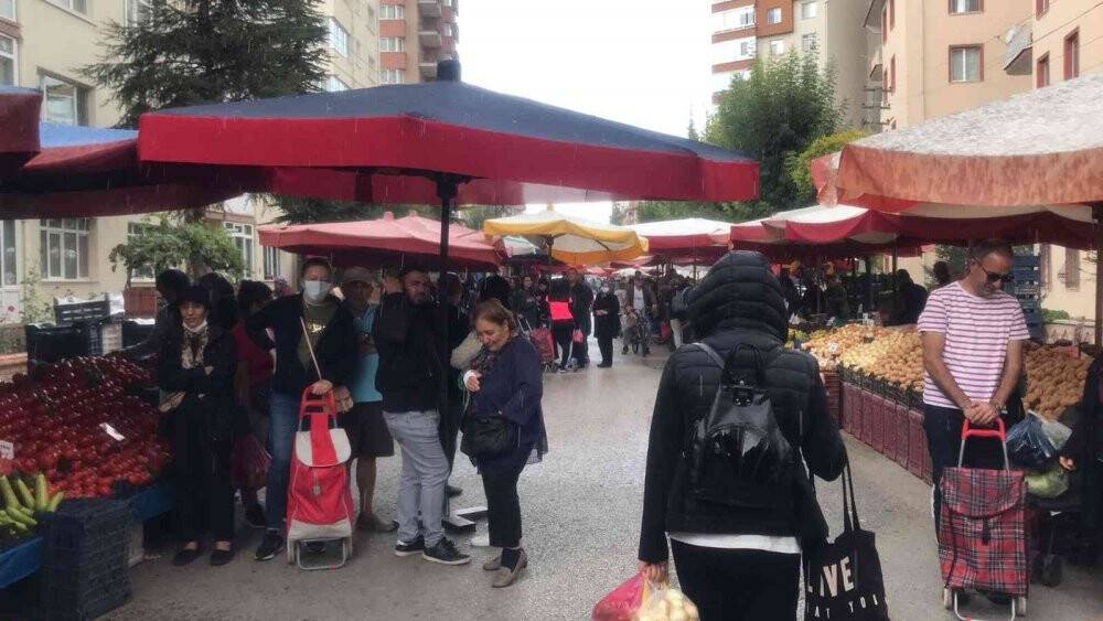 Aniden bastıran yağış pazarda zor anlar yaşattı