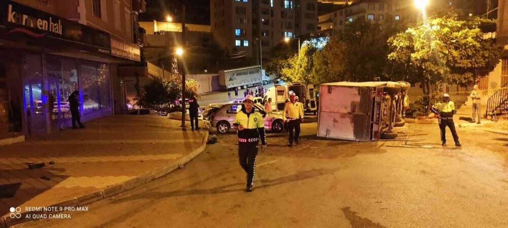 Ankara’da park halindeki araçlara çarptıktan sonra devrilen kamyonetin sürücüsü hayatını kaybetti