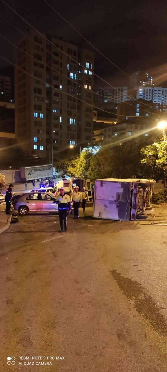 Ankara’da park halindeki araçlara çarptıktan sonra devrilen kamyonetin sürücüsü hayatını kaybetti