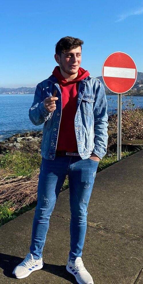 Çayır yüklü kamyonetin üzerinden düşerek ağır yaralandı