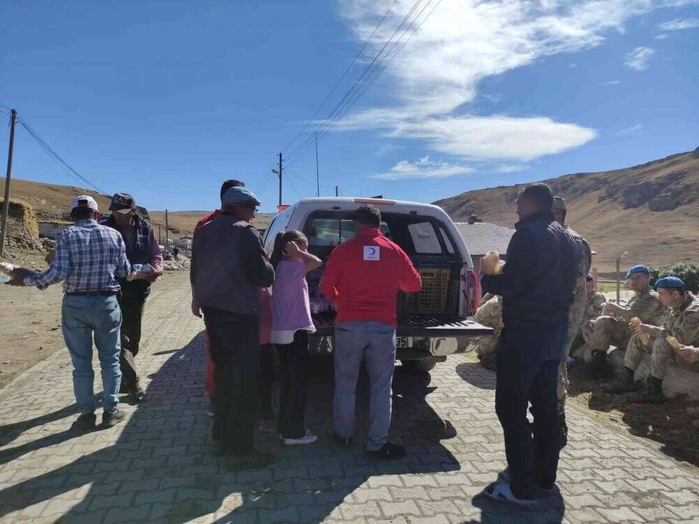 Depremde evleri yıkılan vatandaşlar çadırlara yerleşiyor