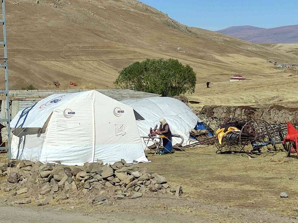 Depremde evleri yıkılan vatandaşlar çadırlara yerleşiyor