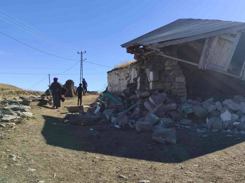 Depremde evleri yıkılan vatandaşlar çadırlara yerleşiyor