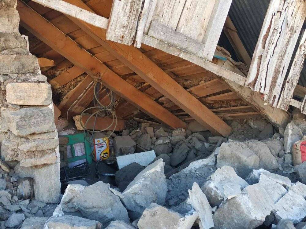 Depremde evleri yıkılan vatandaşlar çadırlara yerleşiyor