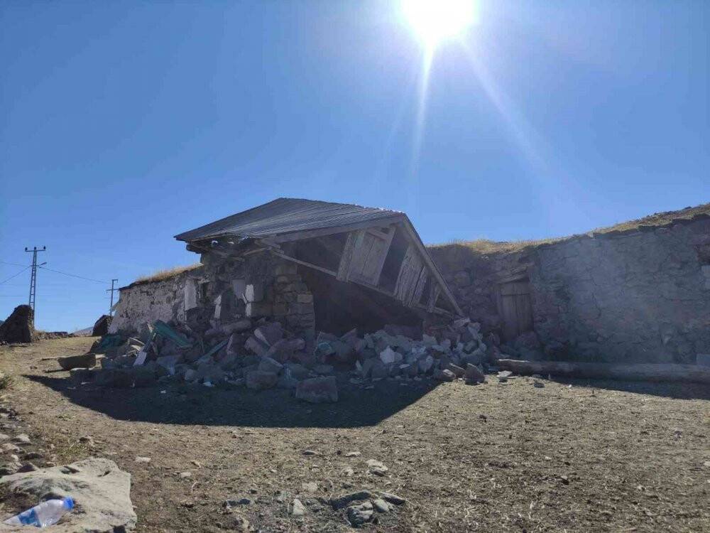 Depremde evleri yıkılan vatandaşlar çadırlara yerleşiyor