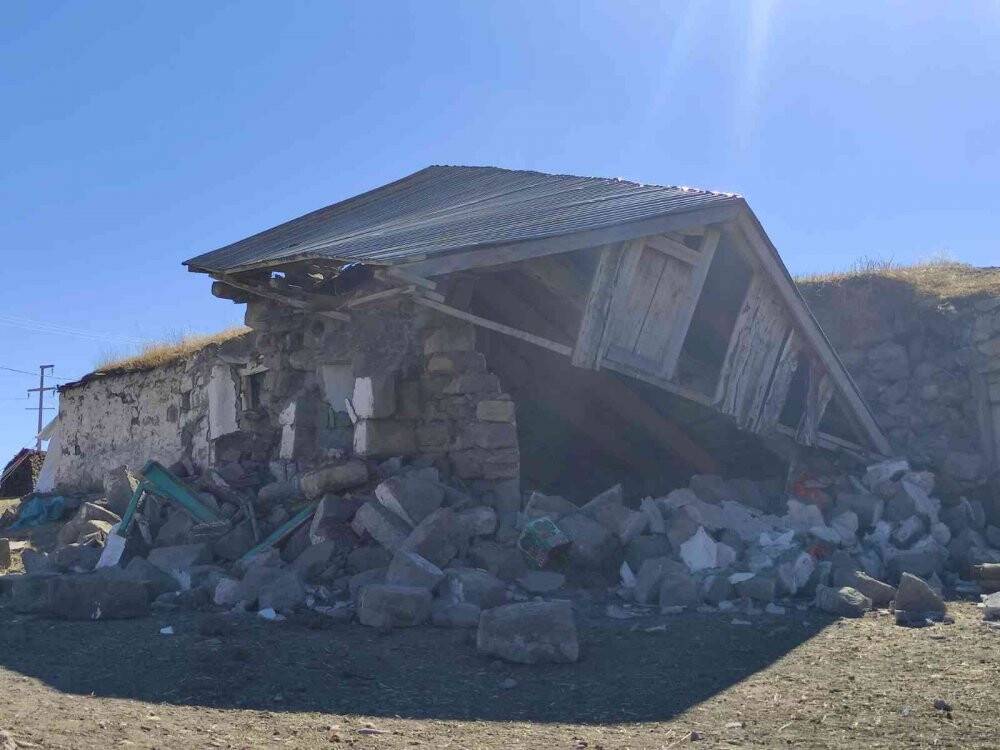 Depremde evleri yıkılan vatandaşlar çadırlara yerleşiyor