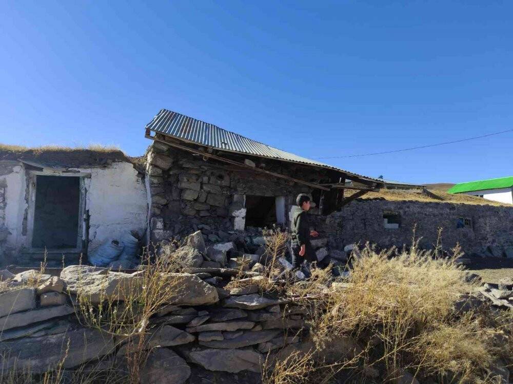 Depremde evleri yıkılan vatandaşlar çadırlara yerleşiyor