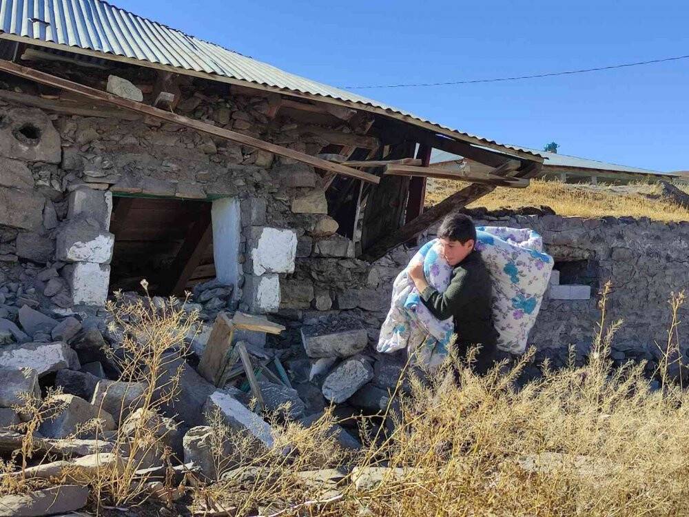 Depremde evleri yıkılan vatandaşlar çadırlara yerleşiyor