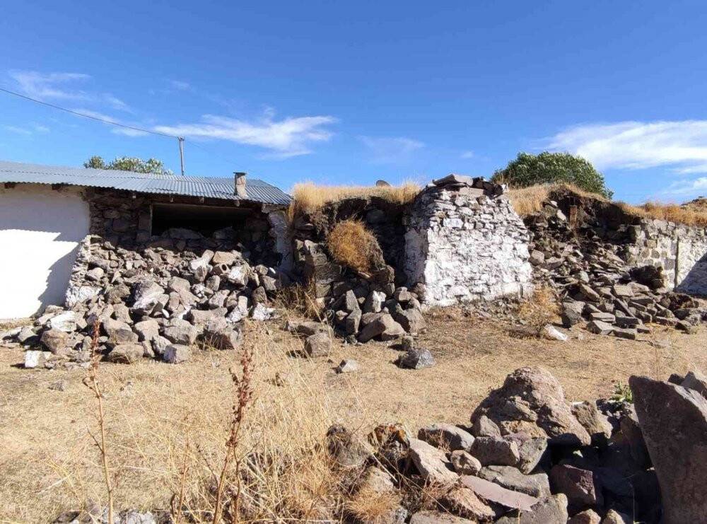 Depremde evleri yıkılan vatandaşlar çadırlara yerleşiyor