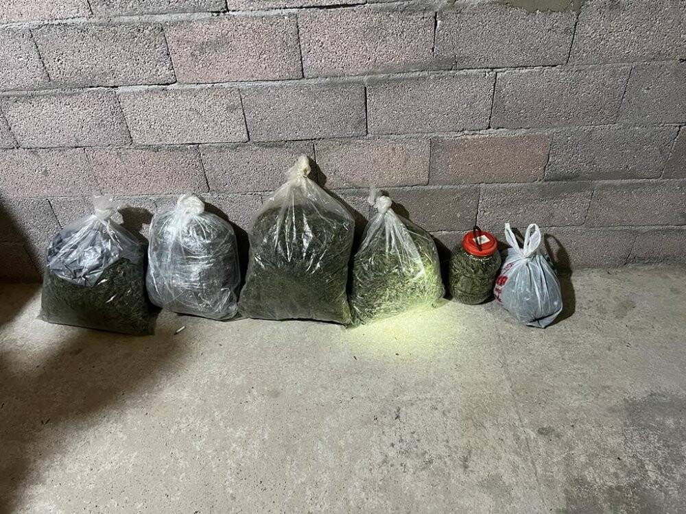 Evin toprak zeminine gömülmüş 9 kilo 750 gram esrar ele geçirildi