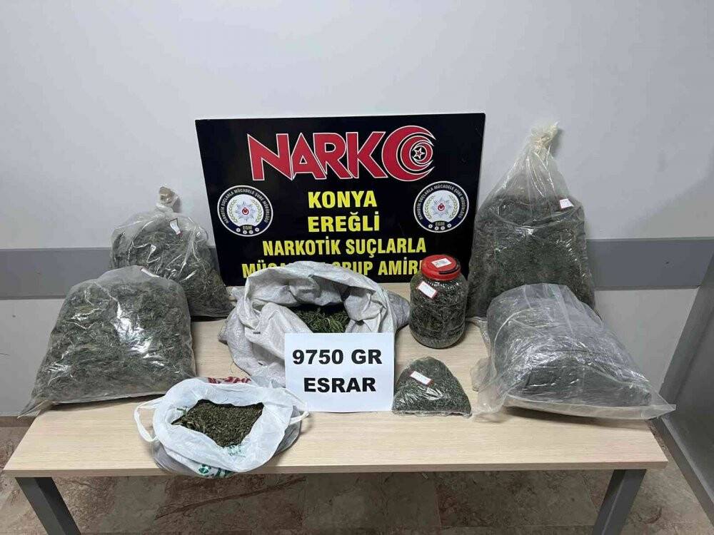 Evin toprak zeminine gömülmüş 9 kilo 750 gram esrar ele geçirildi