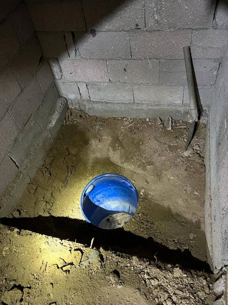 Evin toprak zeminine gömülmüş 9 kilo 750 gram esrar ele geçirildi