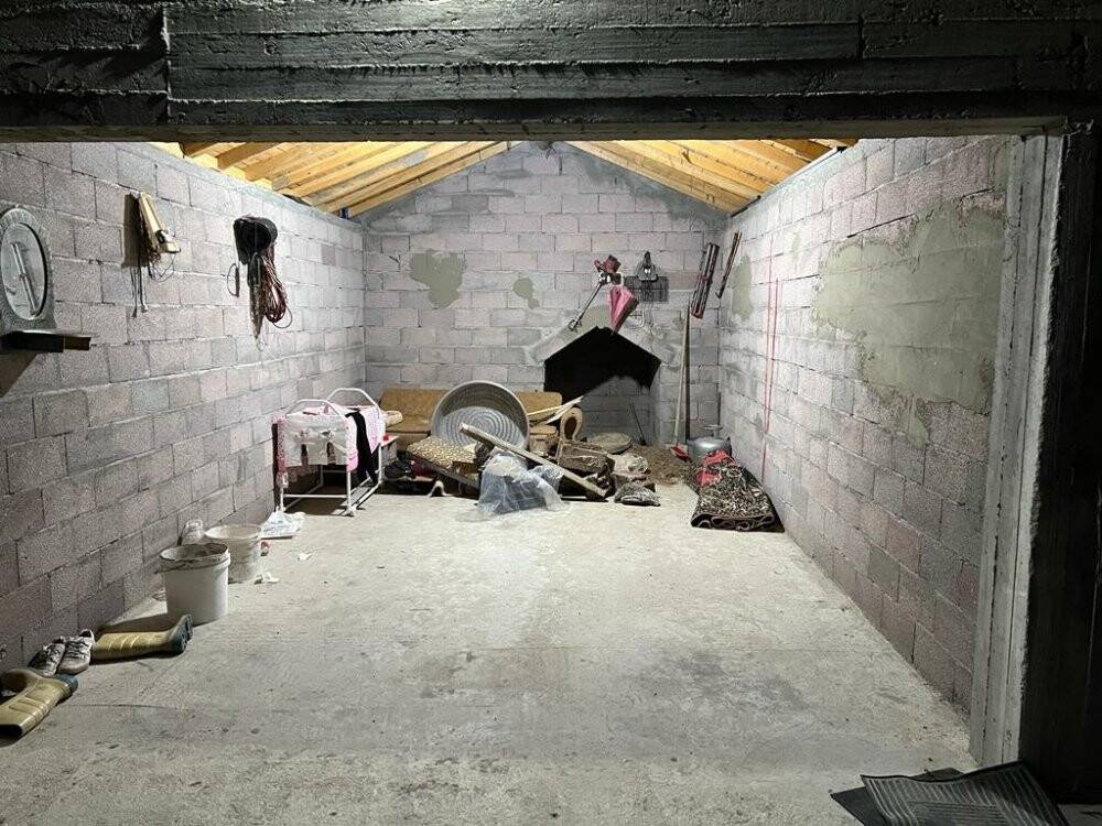 Evin toprak zeminine gömülmüş 9 kilo 750 gram esrar ele geçirildi