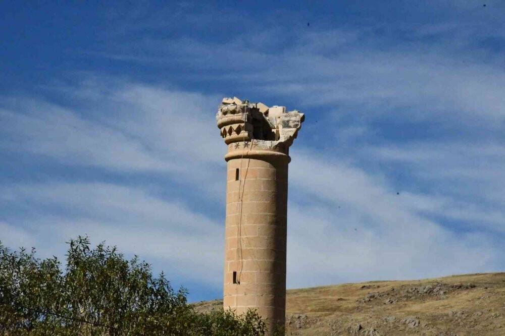 Göle depremi sonra yıkımın en fazla yaşandığı Çullu köyü drone ile görüntülendi