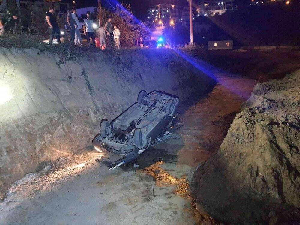 Kontrolden çıkan otomobil inşaat alanına uçtu