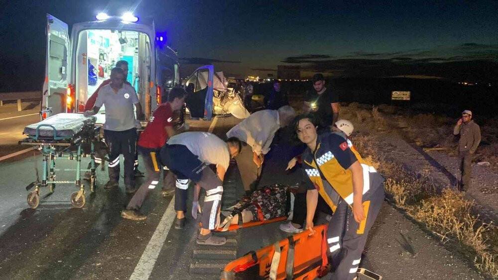 Otomobil traktöre arkadan çarptı: 2’si ağır 3 yaralı