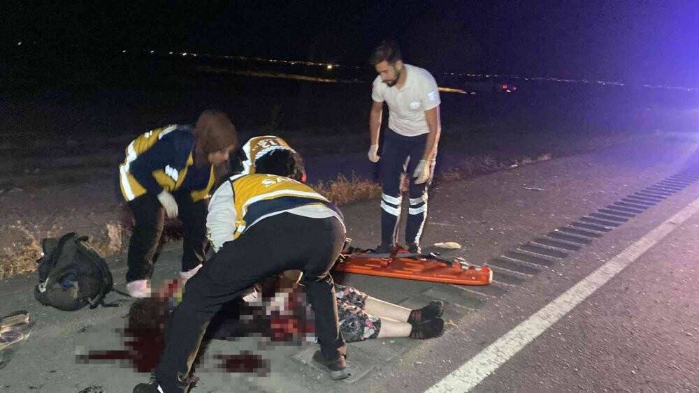 Otomobil traktöre arkadan çarptı: 2’si ağır 3 yaralı