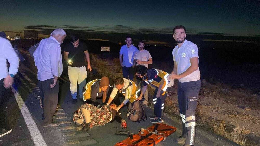 Otomobil traktöre arkadan çarptı: 2’si ağır 3 yaralı