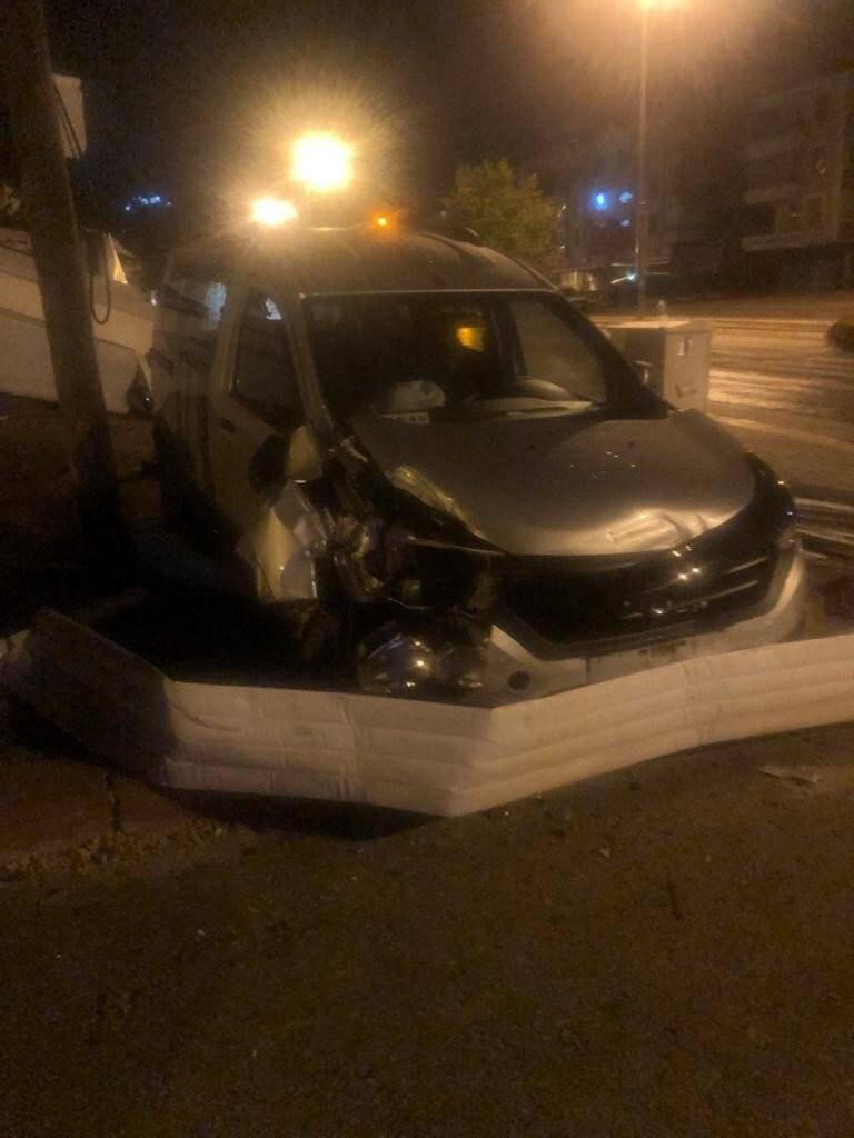 Ankara’da direksiyon hâkimiyetini kaybeden sürücü mağazaya daldı