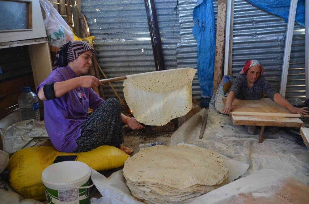 Konyalı ev hanımları kışlık yufka ekmeği yapımına başladı