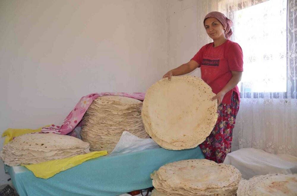 Konyalı ev hanımları kışlık yufka ekmeği yapımına başladı
