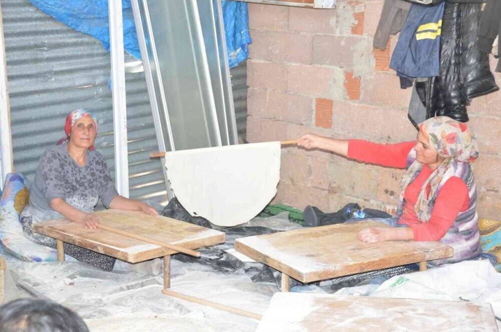 Konyalı ev hanımları kışlık yufka ekmeği yapımına başladı