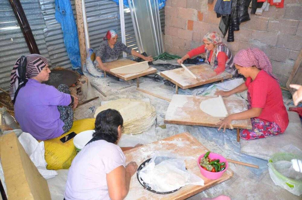 Konyalı ev hanımları kışlık yufka ekmeği yapımına başladı