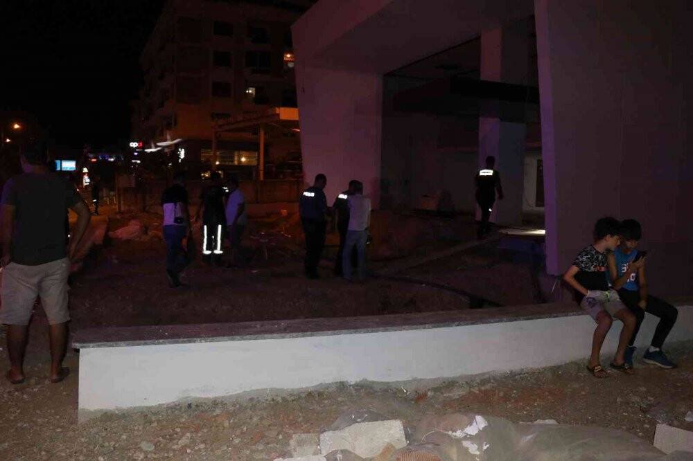 Mermer blok taşıdıkları inşaatın asansörüne düşen 2 işçi yaralandı