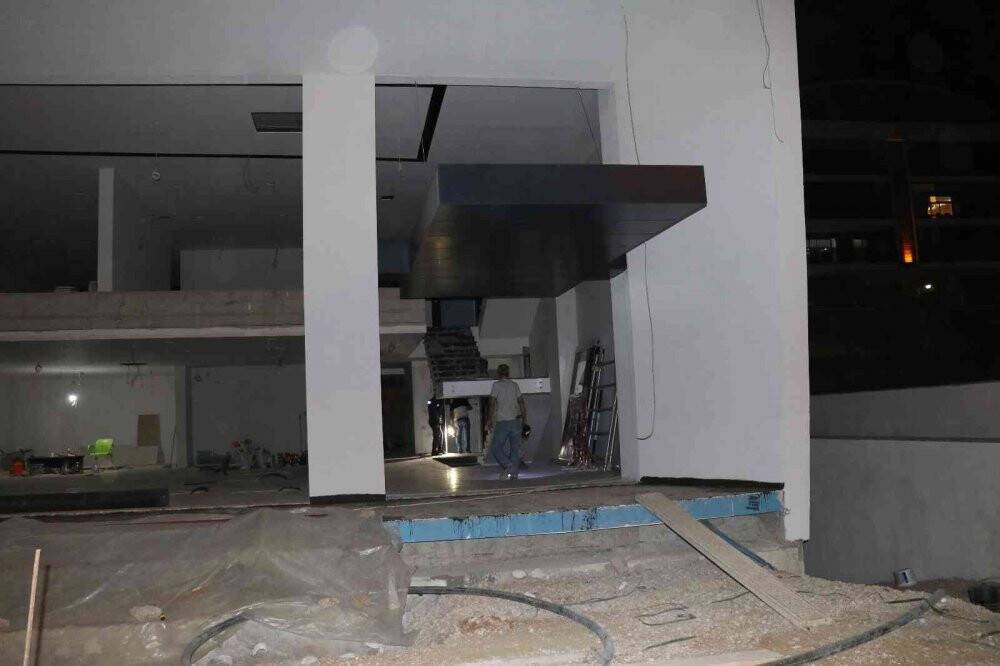 Mermer blok taşıdıkları inşaatın asansörüne düşen 2 işçi yaralandı