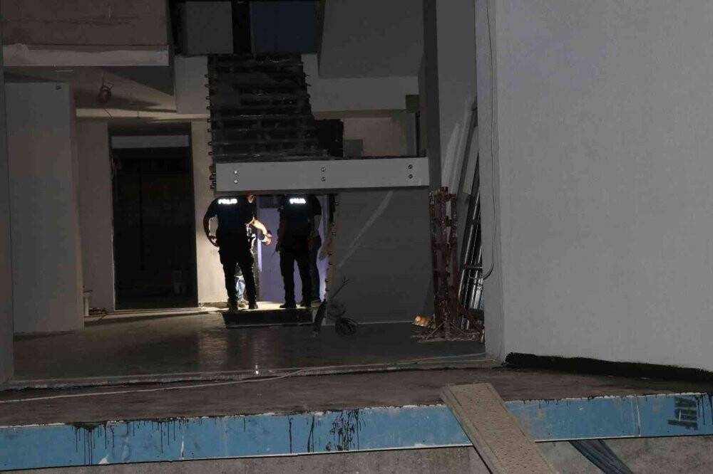Mermer blok taşıdıkları inşaatın asansörüne düşen 2 işçi yaralandı