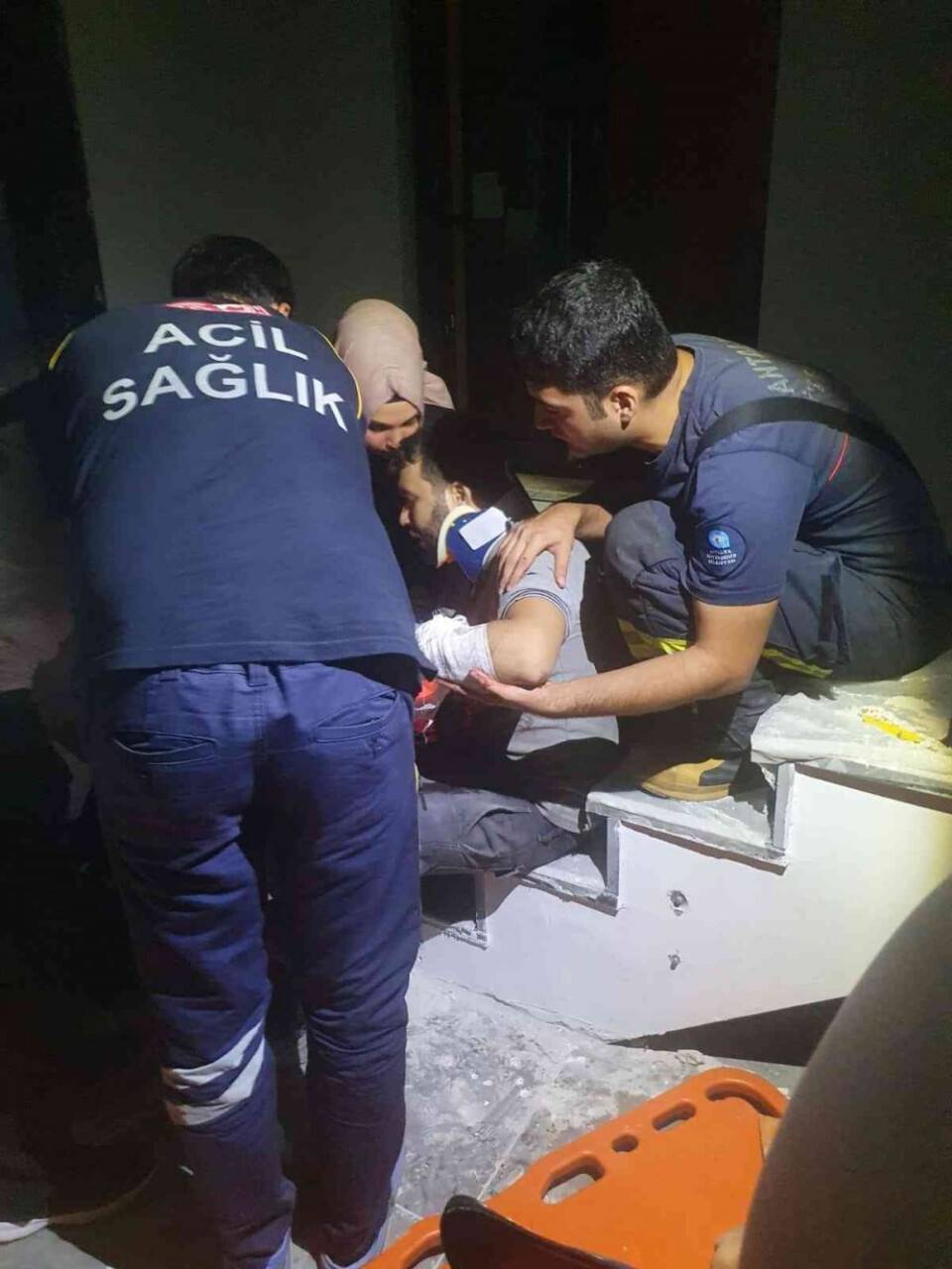 Mermer blok taşıdıkları inşaatın asansörüne düşen 2 işçi yaralandı