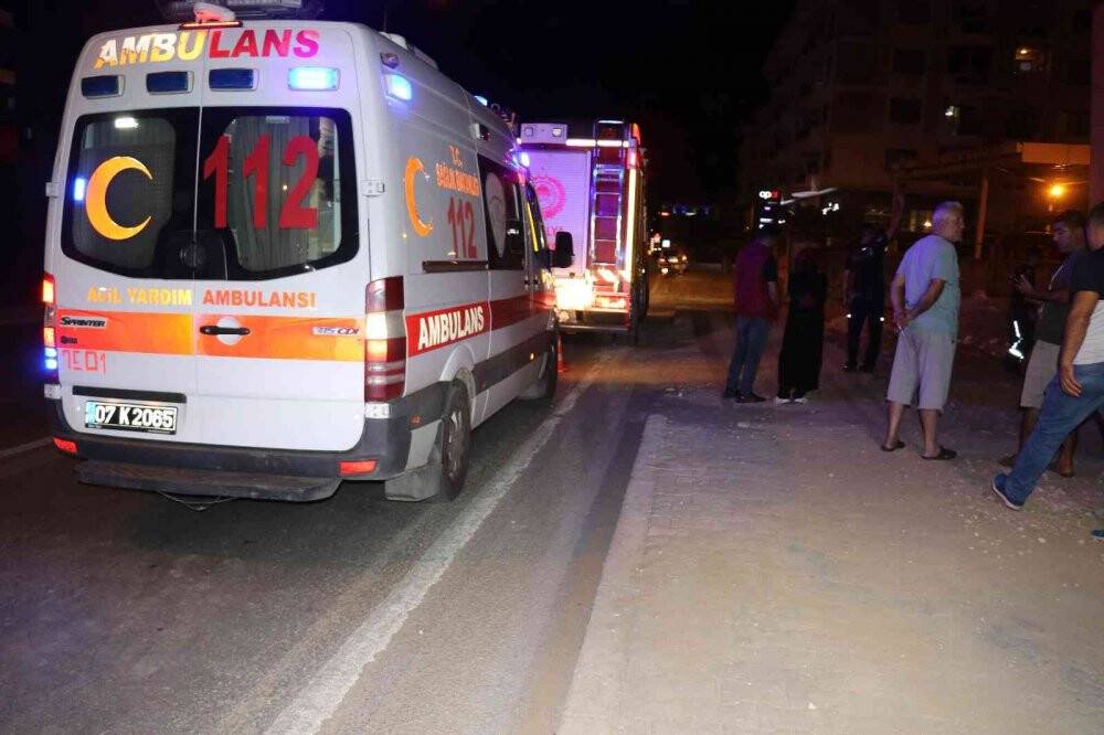 Mermer blok taşıdıkları inşaatın asansörüne düşen 2 işçi yaralandı