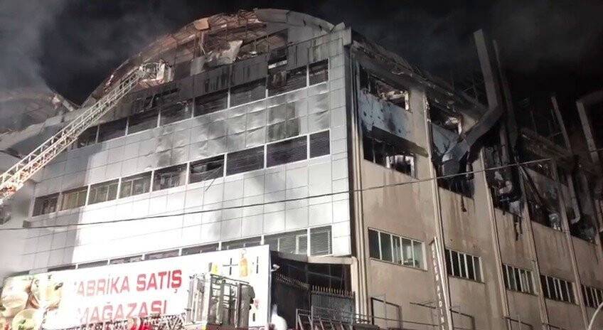 Sultanbeyli’de çelik tencere fabrikasında çıkan yangın 13 saat sonra söndürüldü