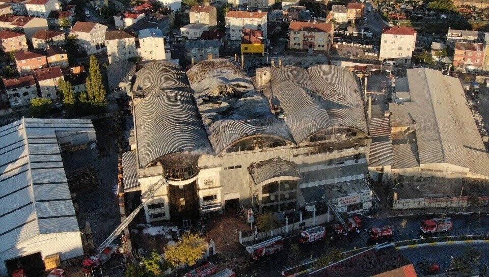 Sultanbeyli’de yanan fabrikadaki hasar gün ağarınca ortaya çıktı