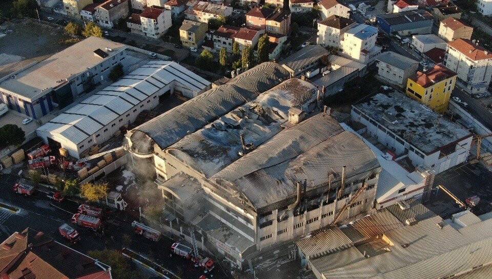Sultanbeyli’de yanan fabrikadaki hasar gün ağarınca ortaya çıktı