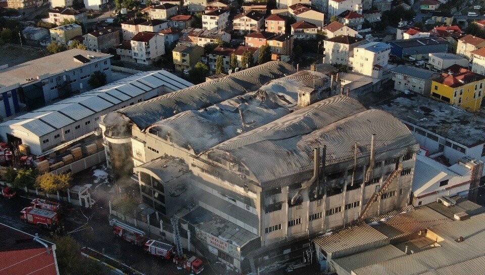 Sultanbeyli’de yanan fabrikadaki hasar gün ağarınca ortaya çıktı