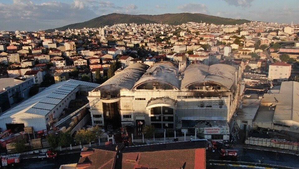 Sultanbeyli’de yanan fabrikadaki hasar gün ağarınca ortaya çıktı