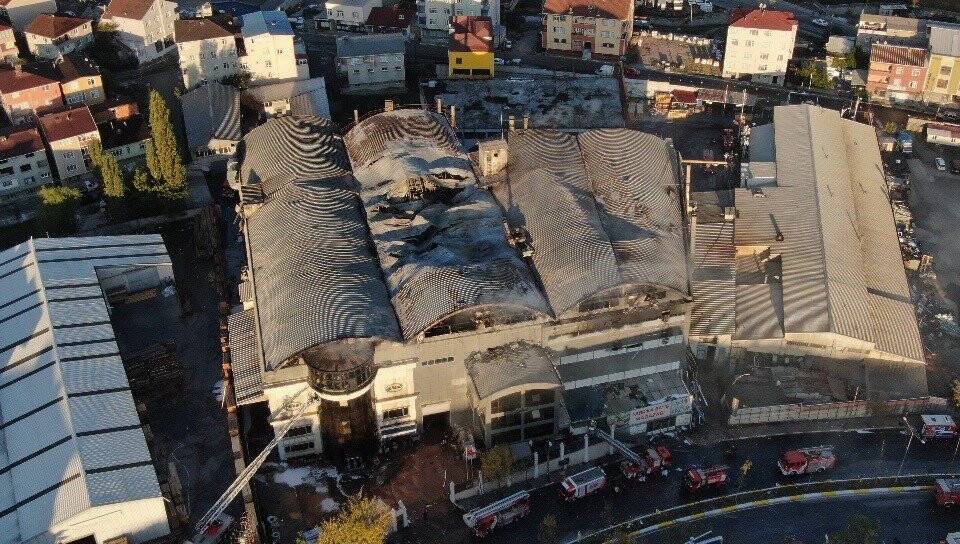 Sultanbeyli’de yanan fabrikadaki hasar gün ağarınca ortaya çıktı