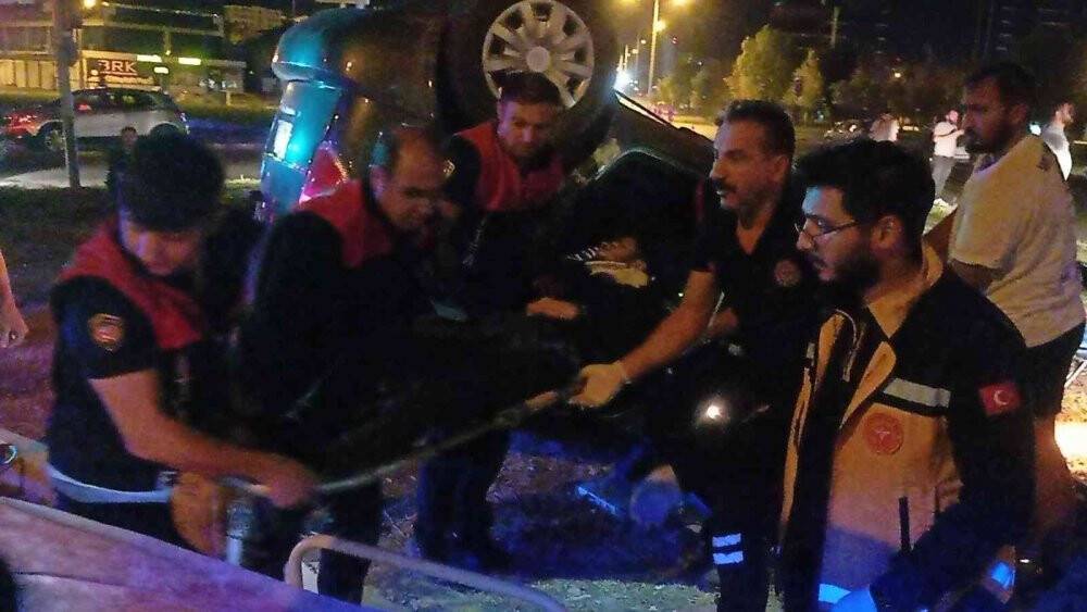 Tırın çarptığı araç hurdaya döndü, 1’i ağır 2 kişi yaralandı