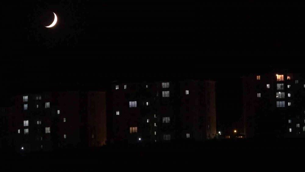 Yüksekova’da Ay hayran bıraktı