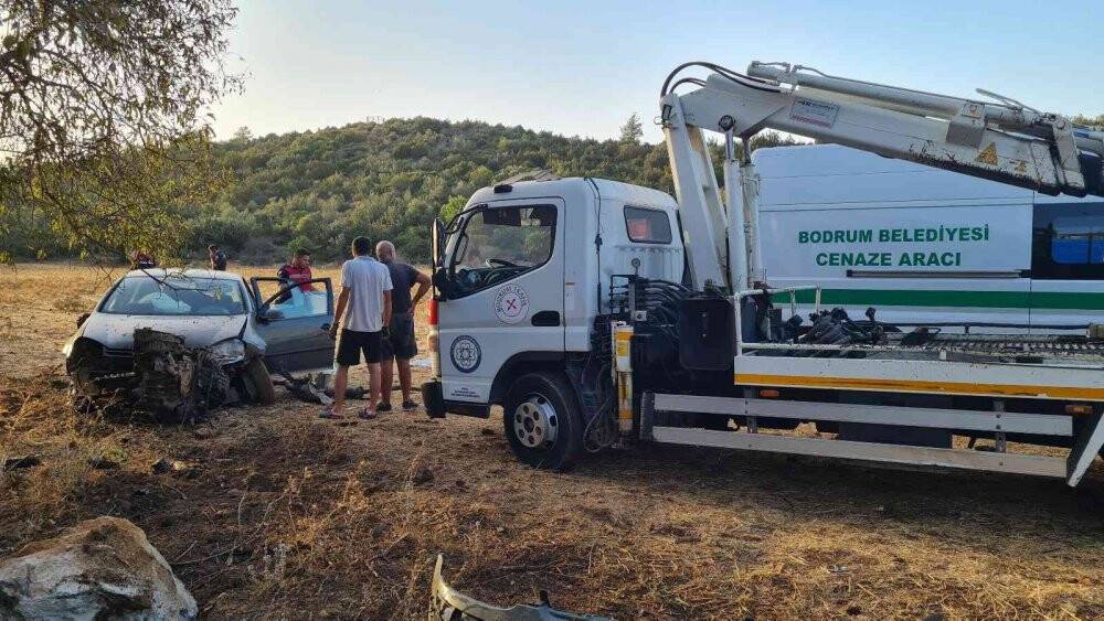 Anayoldan çıkan otomobil, tarlaya uçtu