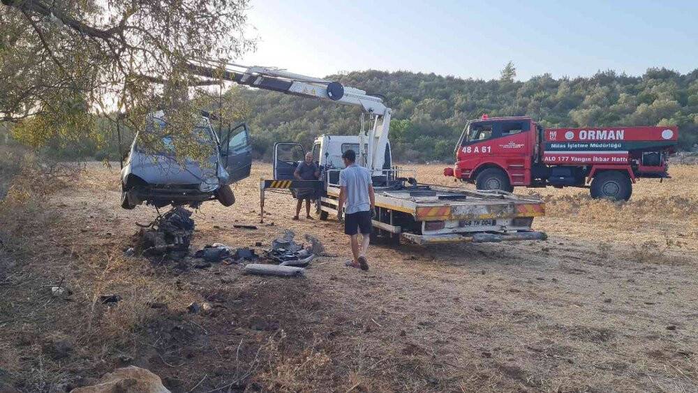 Anayoldan çıkan otomobil, tarlaya uçtu