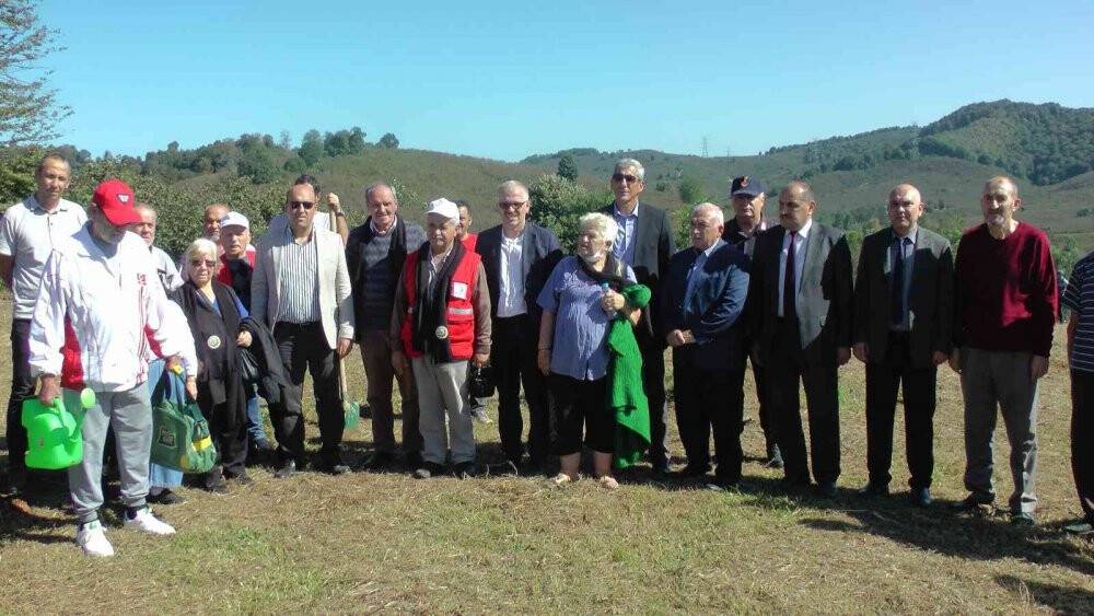 Huzurevinin çınarları, fidanları toprakla buluşturdu