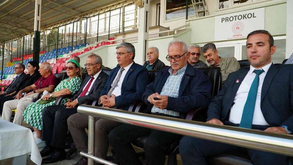 Ispartalı futbol hakemleri sezonu açtı