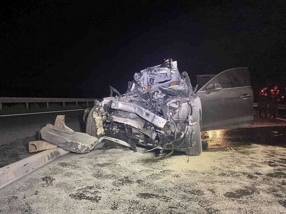 Kamyona arkadan çarpan lüks otomobil hurdaya döndü: 1 ölü