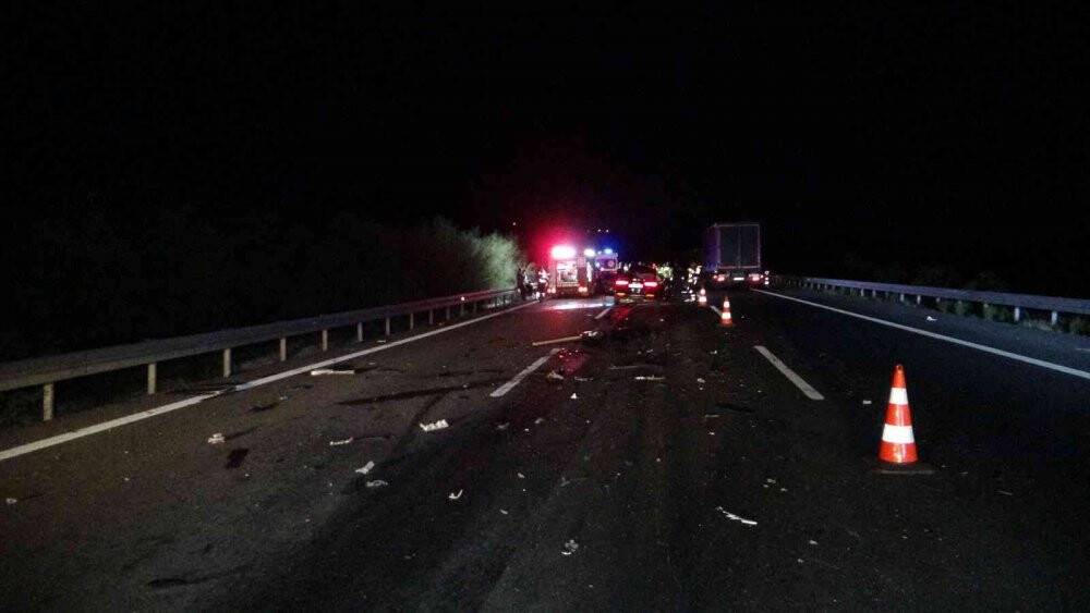 Kamyona arkadan çarpan lüks otomobil hurdaya döndü: 1 ölü