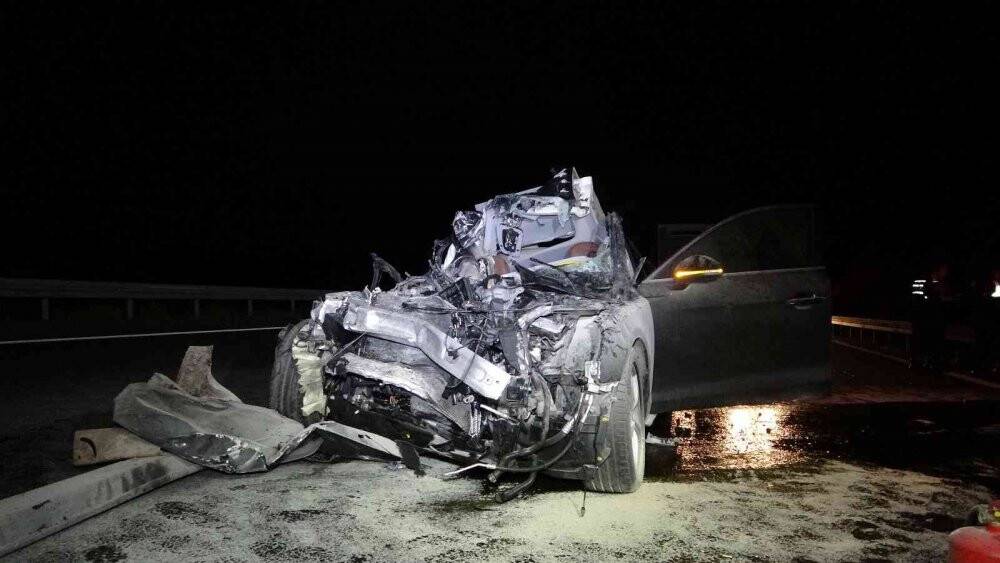 Kamyona arkadan çarpan lüks otomobil hurdaya döndü: 1 ölü