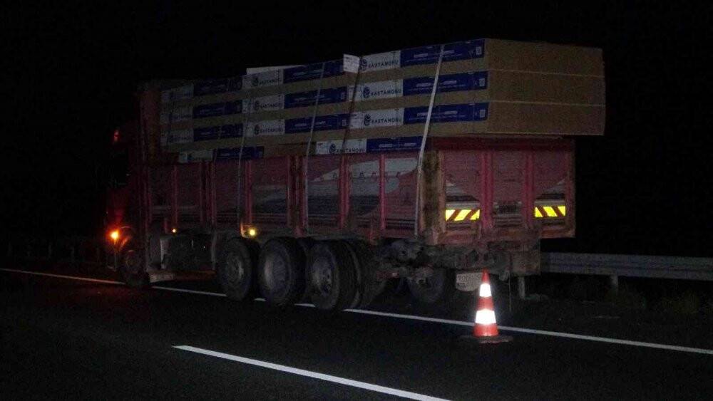 Kamyona arkadan çarpan lüks otomobil hurdaya döndü: 1 ölü