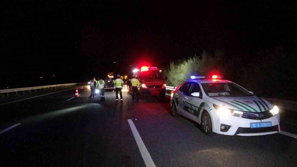 Kamyona arkadan çarpan lüks otomobil hurdaya döndü: 1 ölü